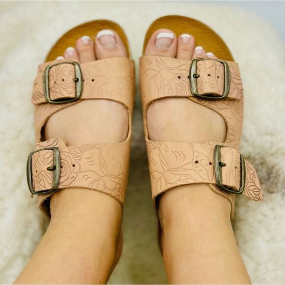 BRAND NEW WELLS COMFORT CHUNKY  PLASFORM SOLE WEDGE  OPEN TOE WIDE STRAP SANDAL - Picture 1 of 16